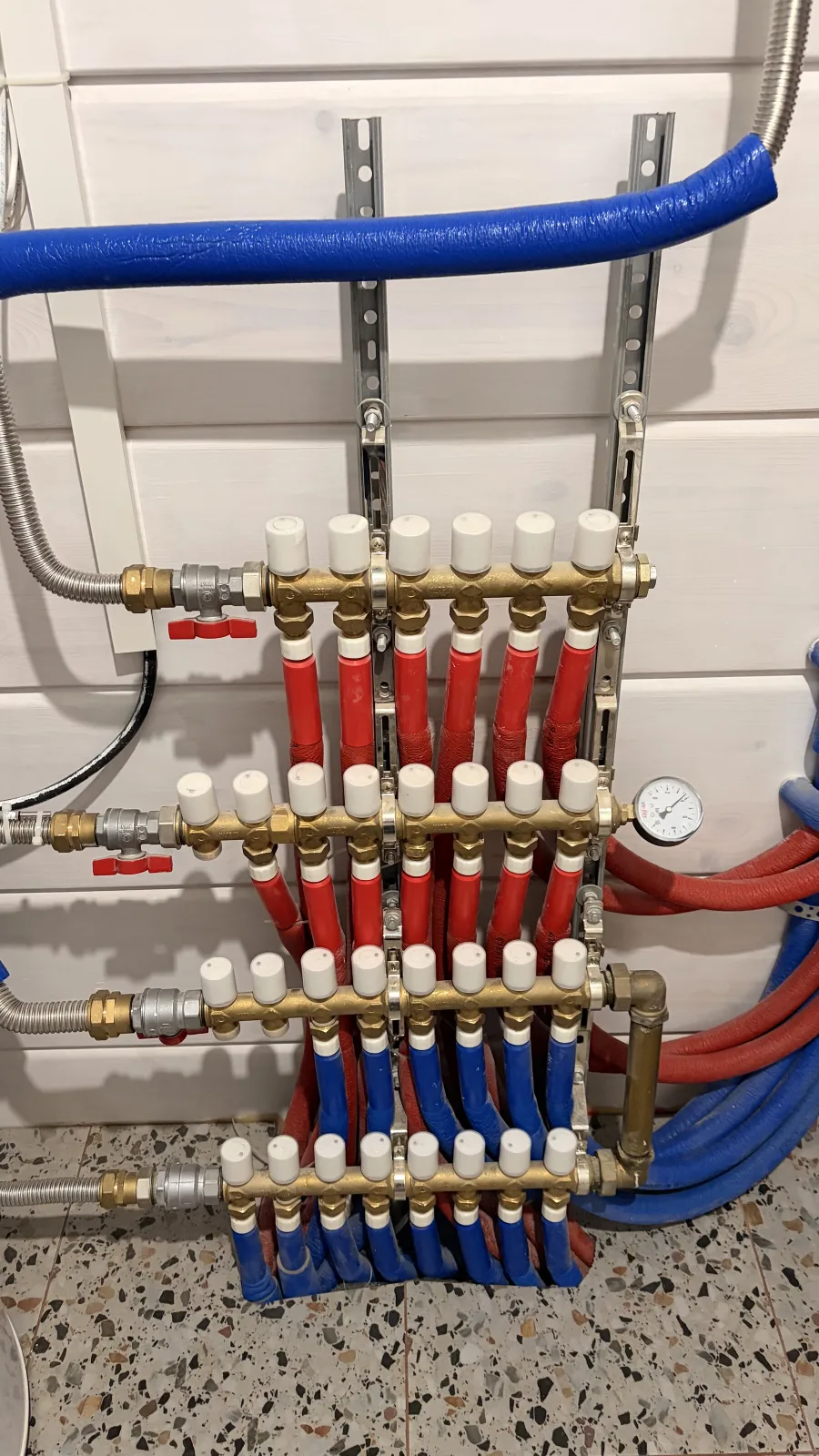 Real hot and cold water manifolds with shutoff valves